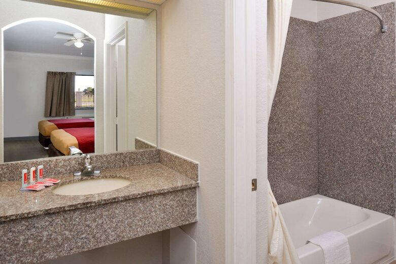Hotel Econo Lodge And Suites