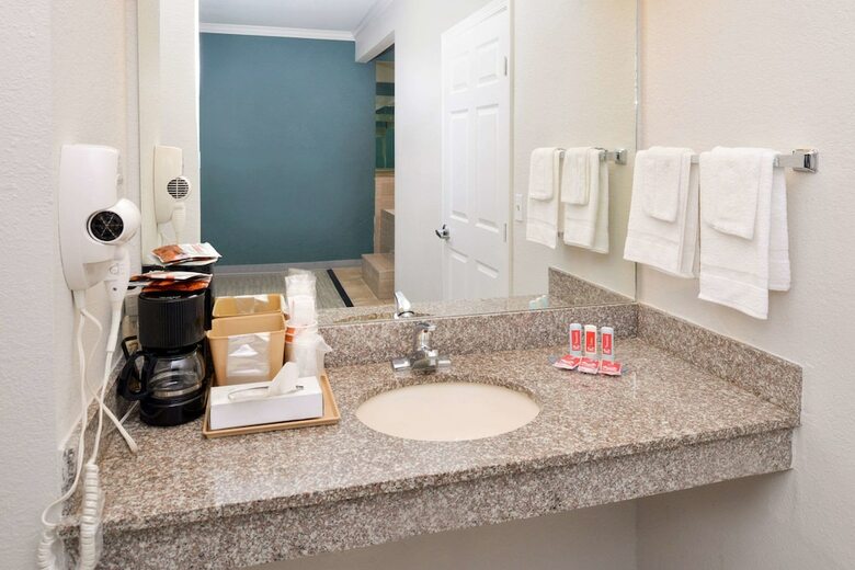 Hotel Econo Lodge And Suites