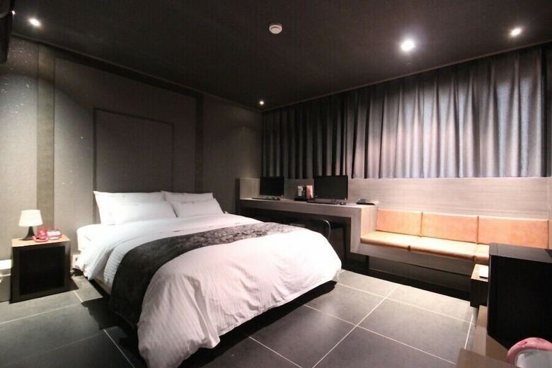 Hotel Yeow-b