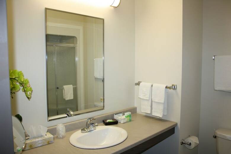 Hotel Crossroads Inn & Suites