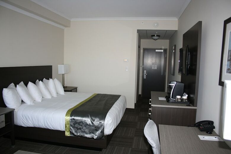 Hotel Crossroads Inn & Suites