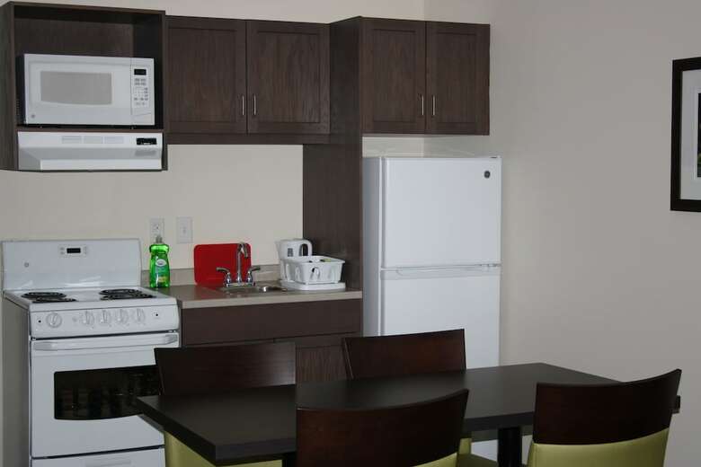 Hotel Crossroads Inn & Suites