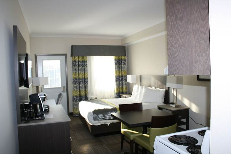 Hotel Crossroads Inn & Suites