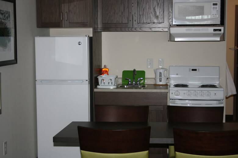 Hotel Crossroads Inn & Suites