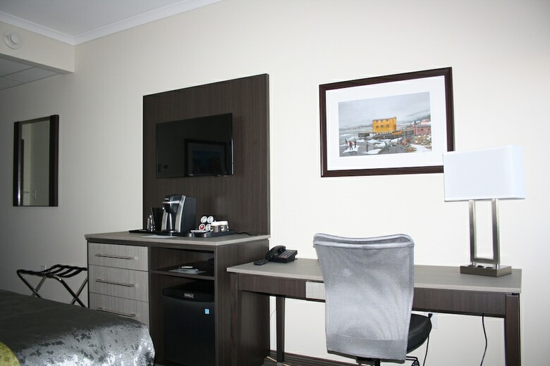 Hotel Crossroads Inn & Suites