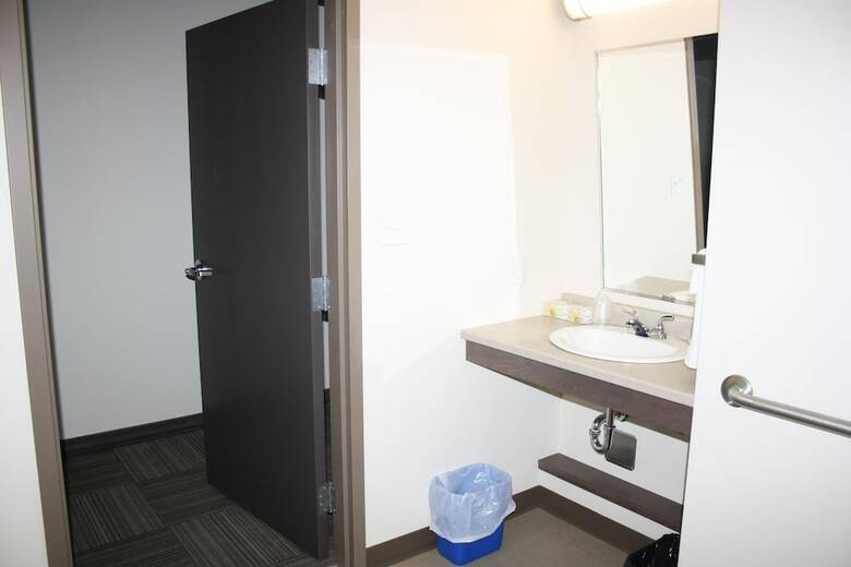 Hotel Crossroads Inn & Suites