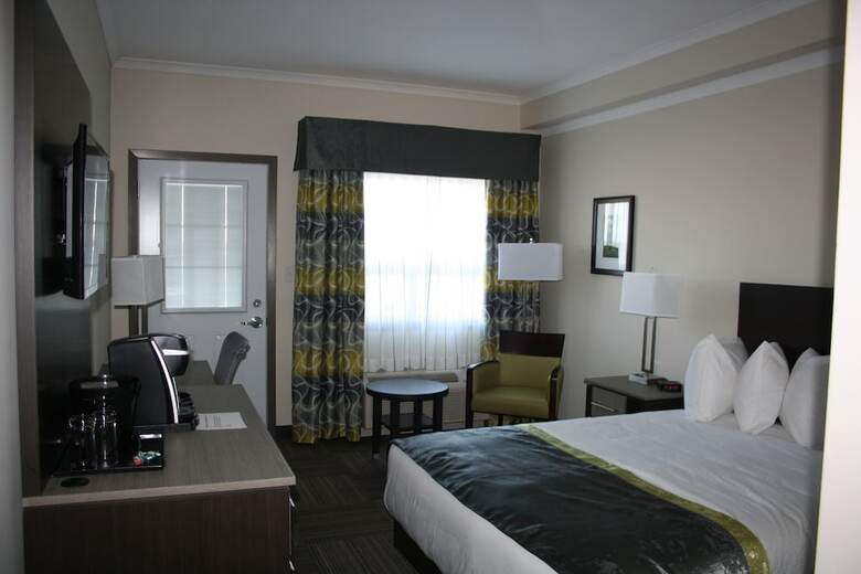 Hotel Crossroads Inn & Suites