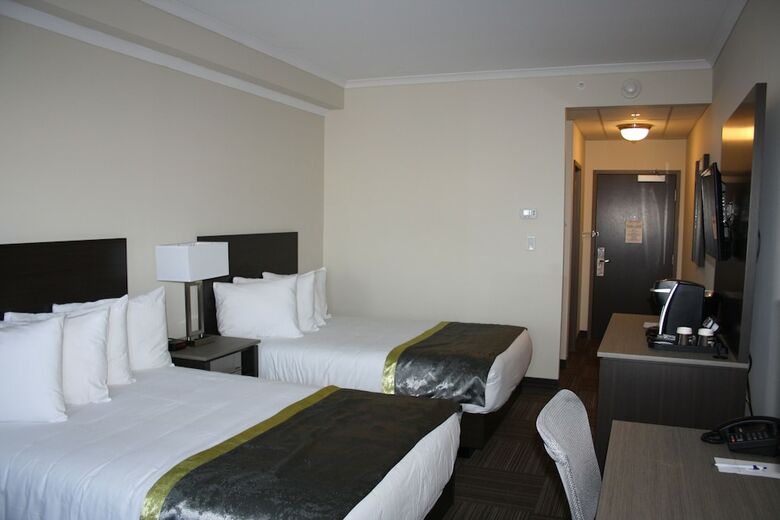 Hotel Crossroads Inn & Suites
