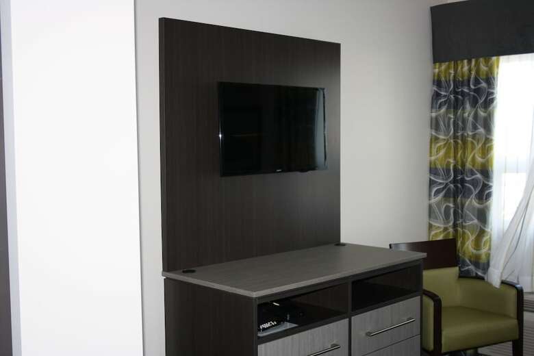 Hotel Crossroads Inn & Suites