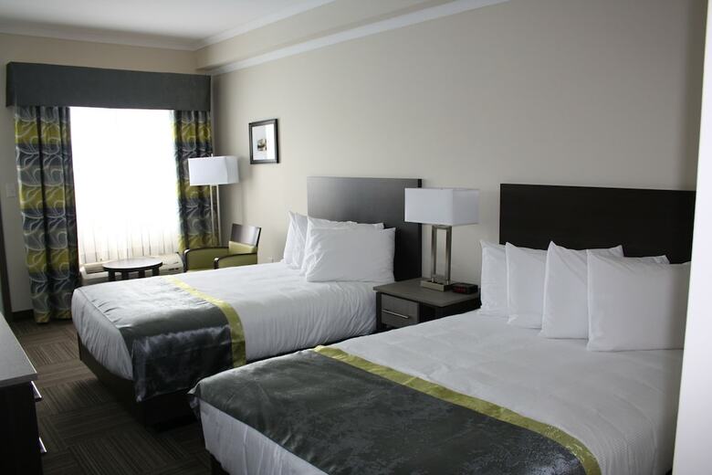Hotel Crossroads Inn & Suites