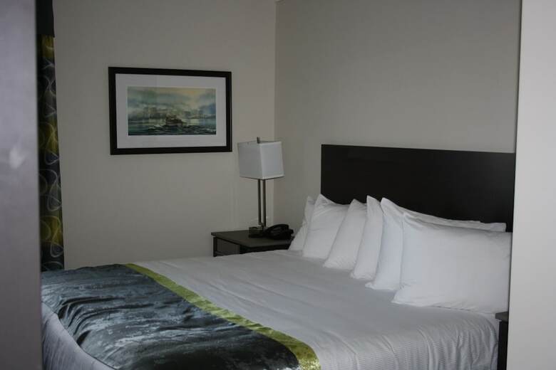 Hotel Crossroads Inn & Suites