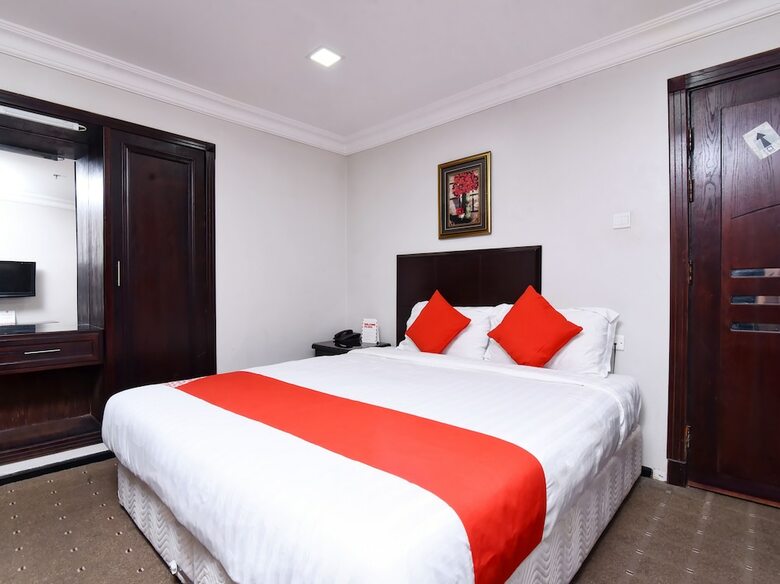 Oyo 411 Moon Hotel