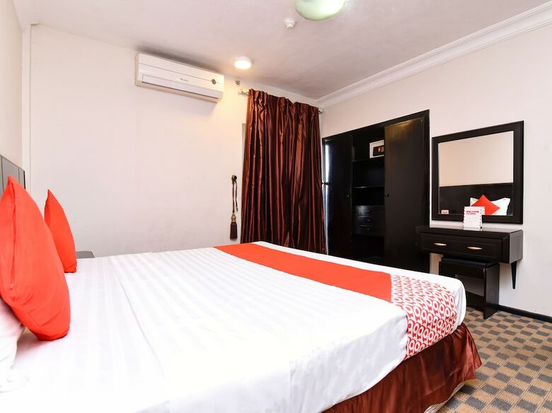 Oyo 411 Moon Hotel
