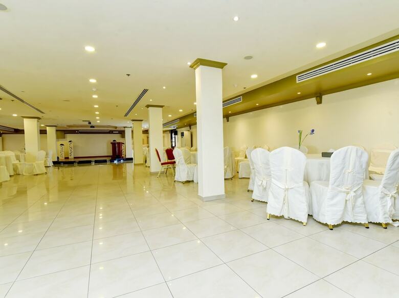 Oyo 411 Moon Hotel