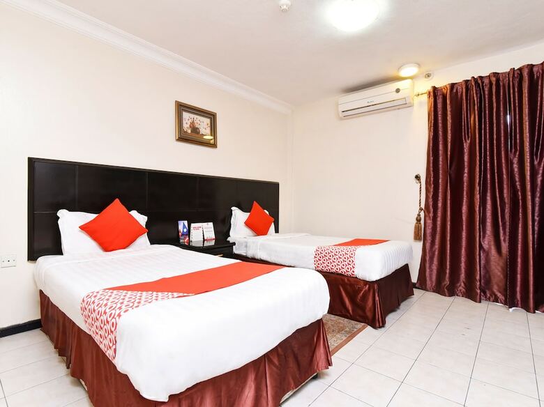 Oyo 411 Moon Hotel