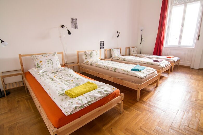 Aparthotel Pal's Hostel & Apartments