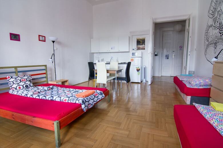 Aparthotel Pal's Hostel & Apartments