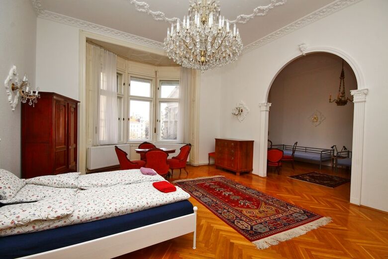Aparthotel Pal's Hostel & Apartments