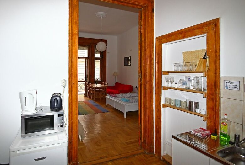 Aparthotel Pal's Hostel & Apartments