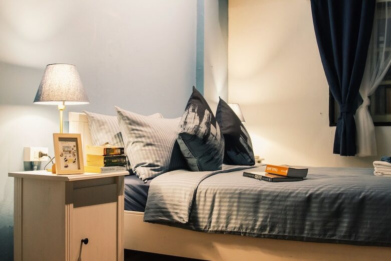 Hostal Thonglor Travellers Hostel & Cafe