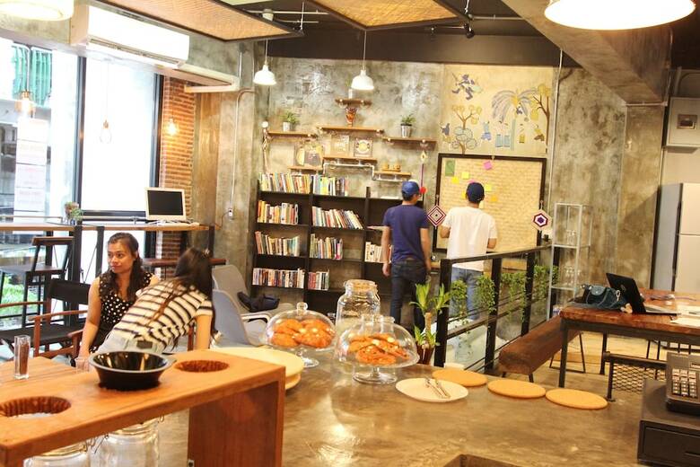 Hostal Thonglor Travellers Hostel & Cafe