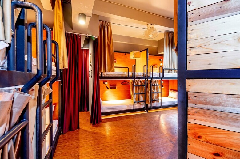 Hostal Thonglor Travellers Hostel & Cafe