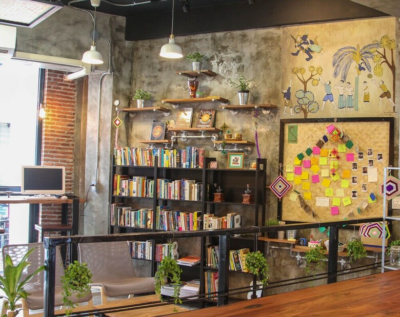 Hostal Thonglor Travellers Hostel & Cafe