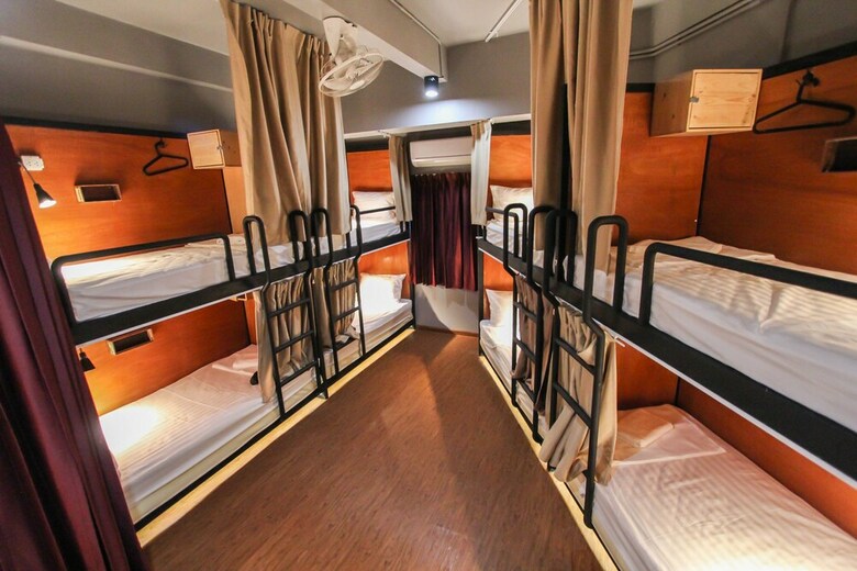 Hostal Thonglor Travellers Hostel & Cafe