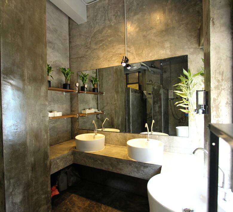Hostal Thonglor Travellers Hostel & Cafe