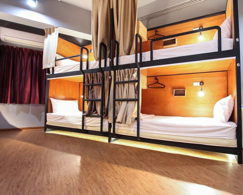 Hostal Thonglor Travellers Hostel & Cafe