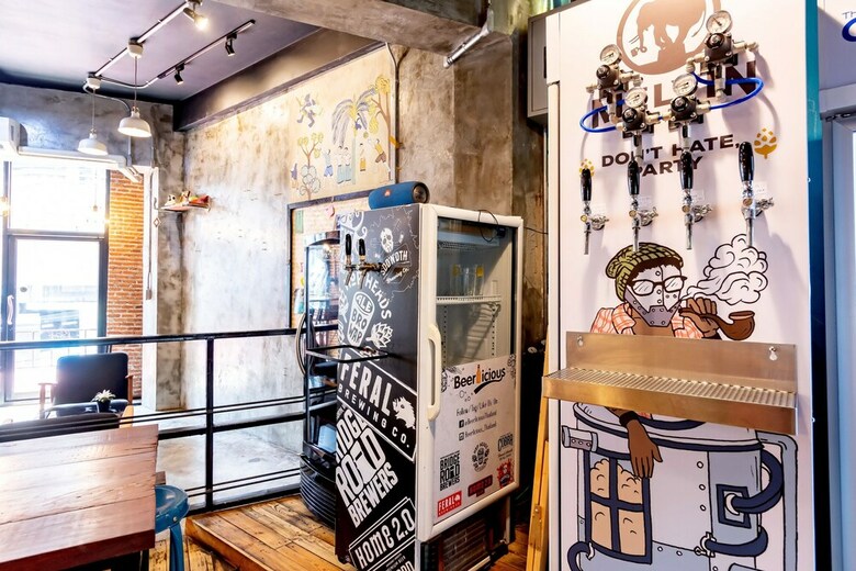 Hostal Thonglor Travellers Hostel & Cafe