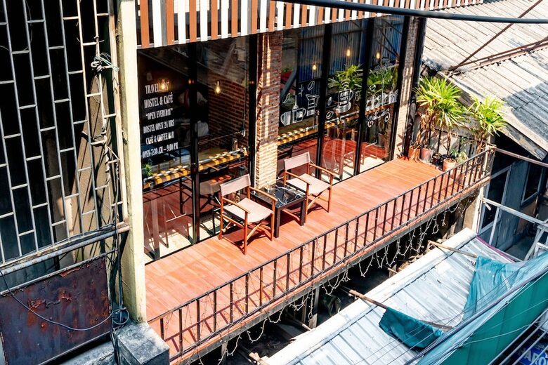Hostal Thonglor Travellers Hostel & Cafe