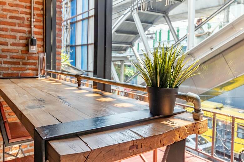 Hostal Thonglor Travellers Hostel & Cafe