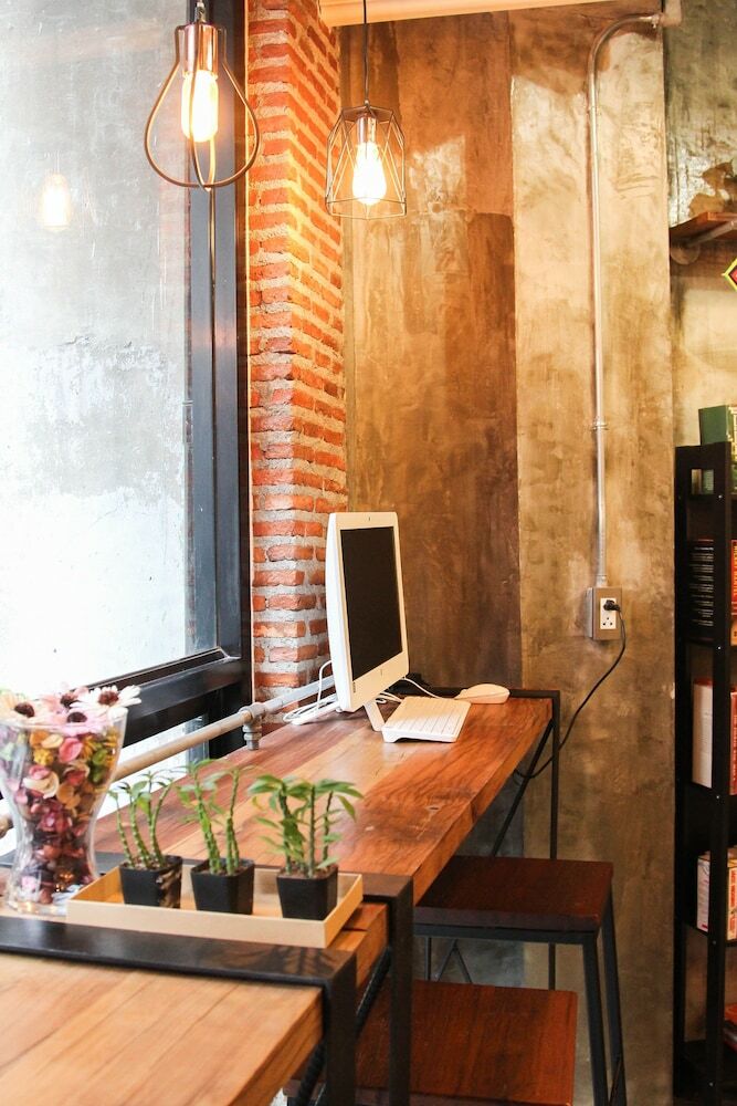 Hostal Thonglor Travellers Hostel & Cafe