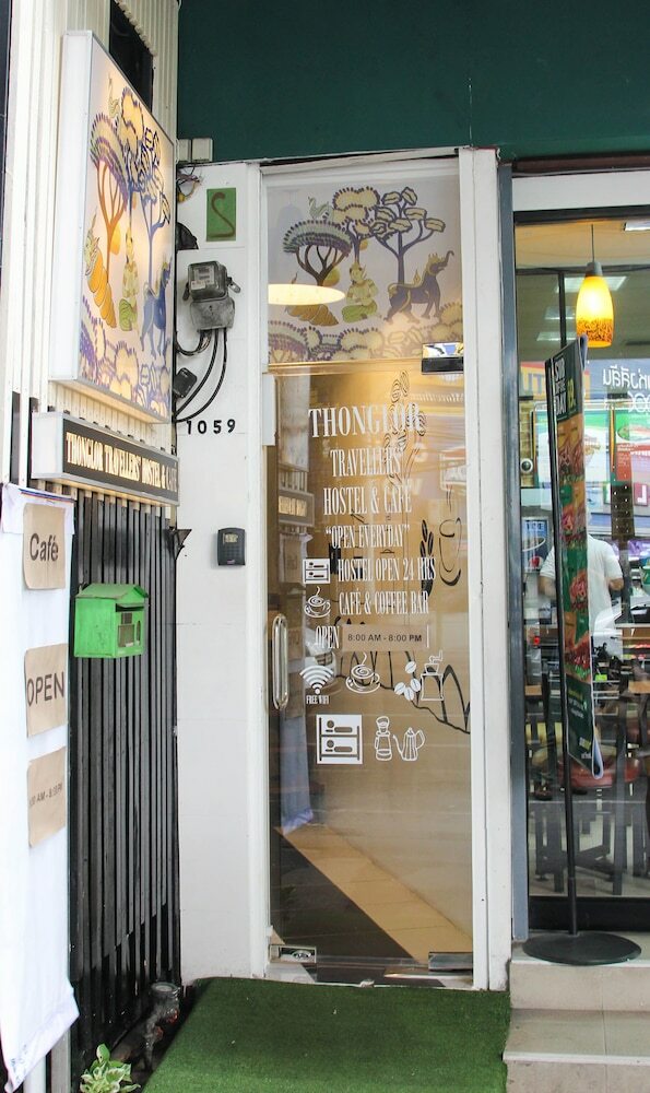 Hostal Thonglor Travellers Hostel & Cafe
