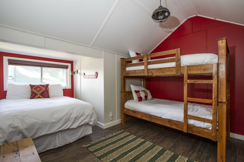 Cabana Noon Lodge At Mallard Bay