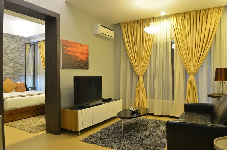 D' Hotel And Suites