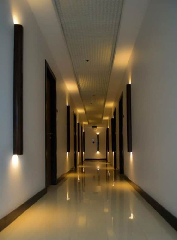 D' Hotel And Suites