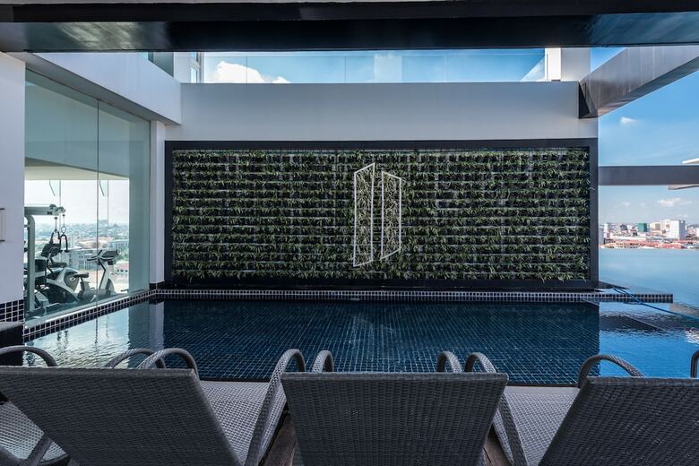 Hotel Naki Suites @ Silvertown