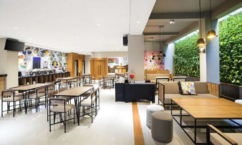 Yellow Star Ambarukmo Hotel