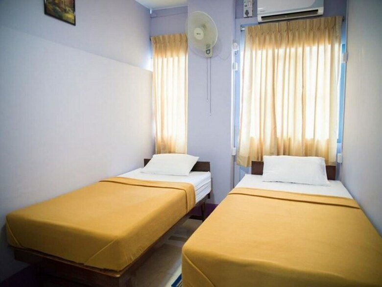 Hotel The Sat Hostel Yangon