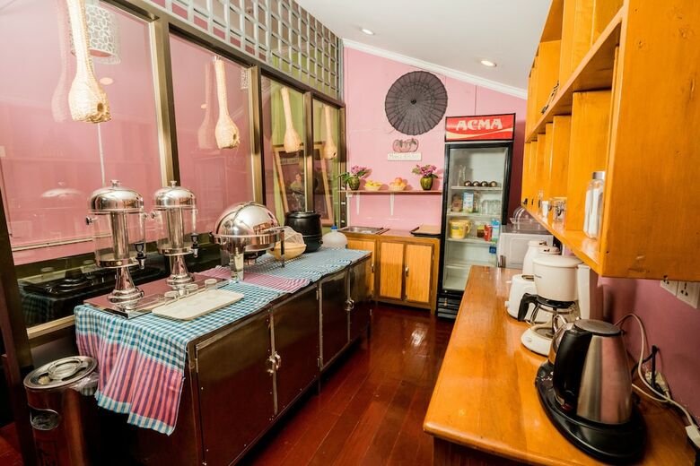 Hotel The Sat Hostel Yangon
