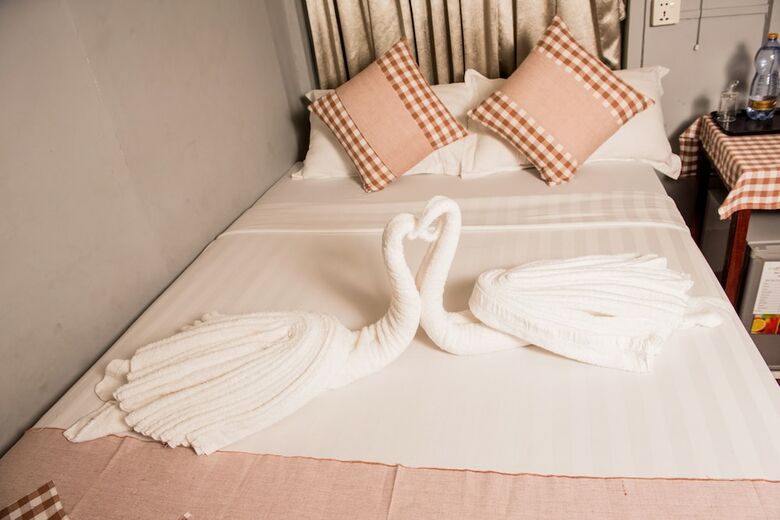 Hotel The Sat Hostel Yangon