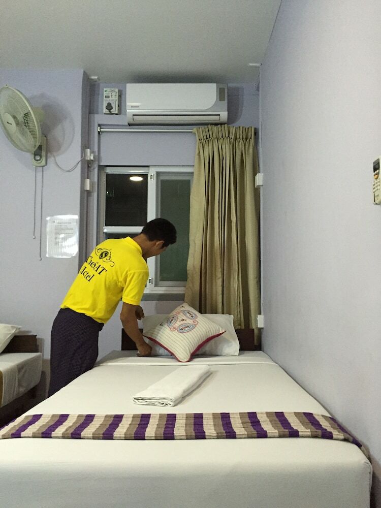 Hotel The Sat Hostel Yangon
