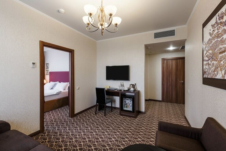Raymond Hotel