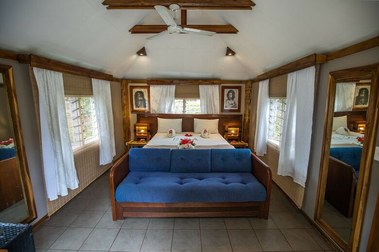 Hostal Barefoot Kuata Island Resort