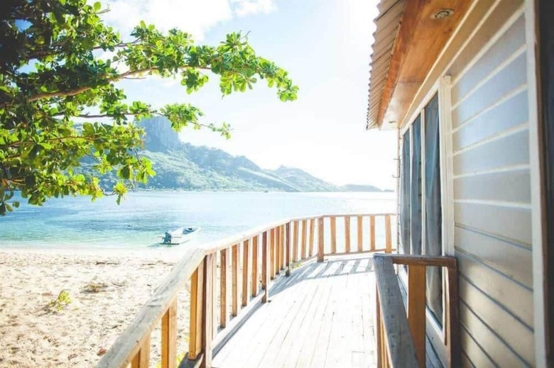 Hostal Barefoot Kuata Island Resort