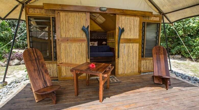 Hostal Barefoot Kuata Island Resort