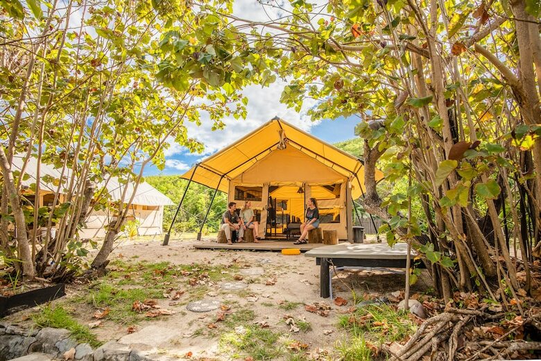 Hostal Barefoot Kuata Island Resort