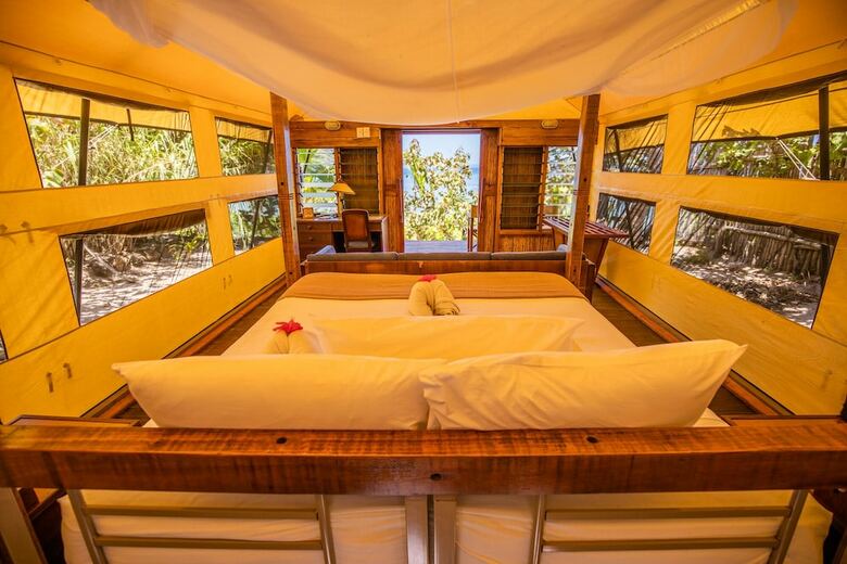 Hostal Barefoot Kuata Island Resort